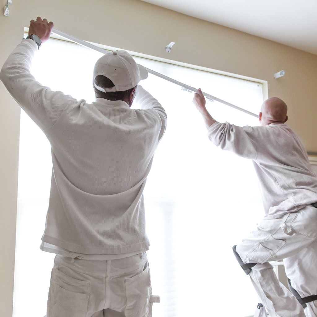 Comment fixer une tringle à rideaux au plafond sans perçage ?