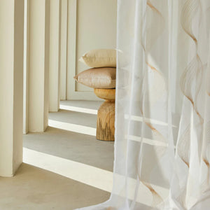 Rideaux sur mesure : pourquoi les préférer aux modèles standards ?