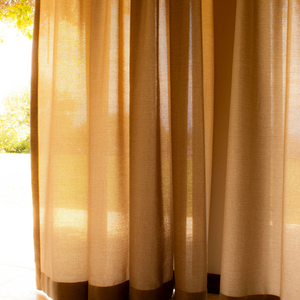 Rideaux pour fenêtres atypiques : Comment adapter vos rideaux aux baies vitrées, velux et autres