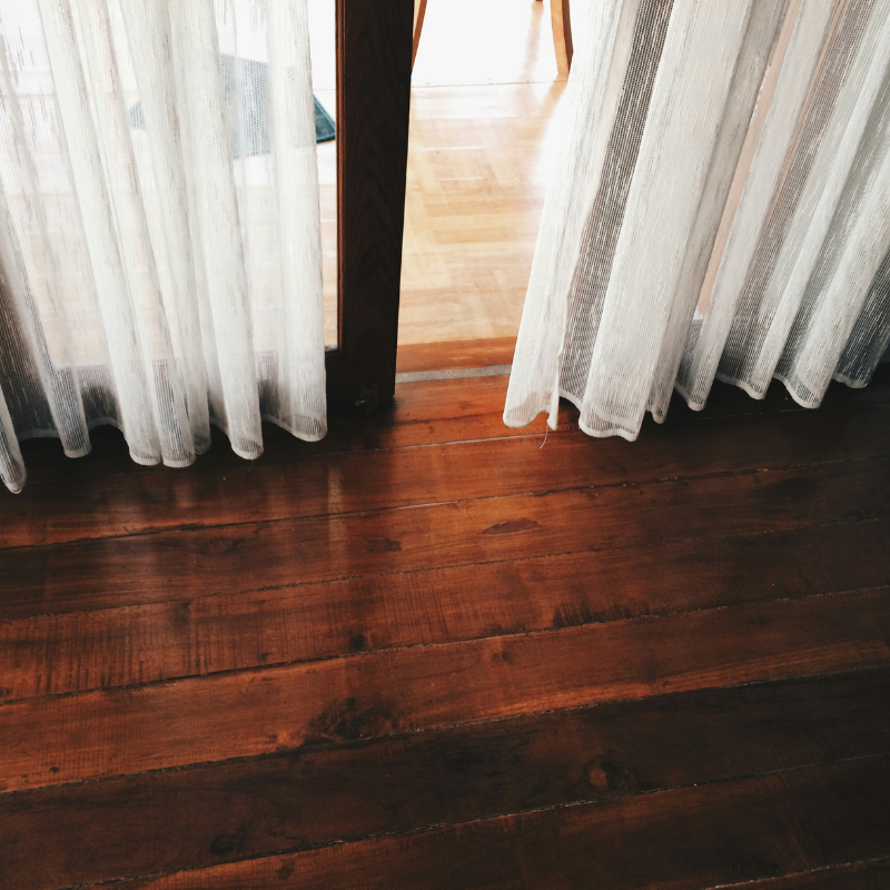 Comment utiliser des rideaux pour diviser ou délimiter les espaces dans votre intérieur