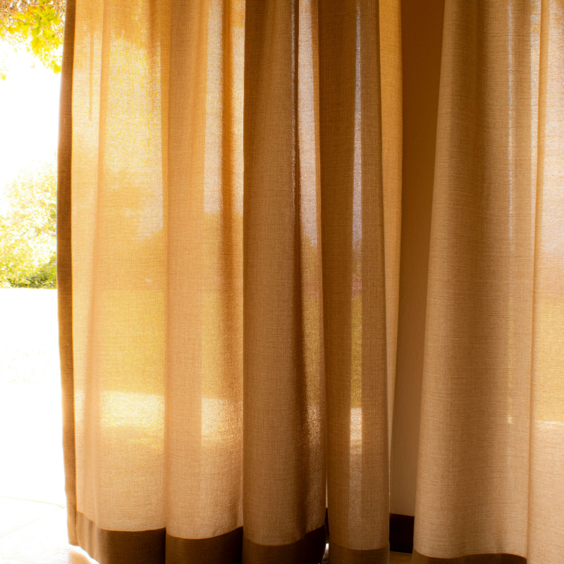 Rideaux pour fenêtres atypiques : Comment adapter vos rideaux aux baies vitrées, velux et autres