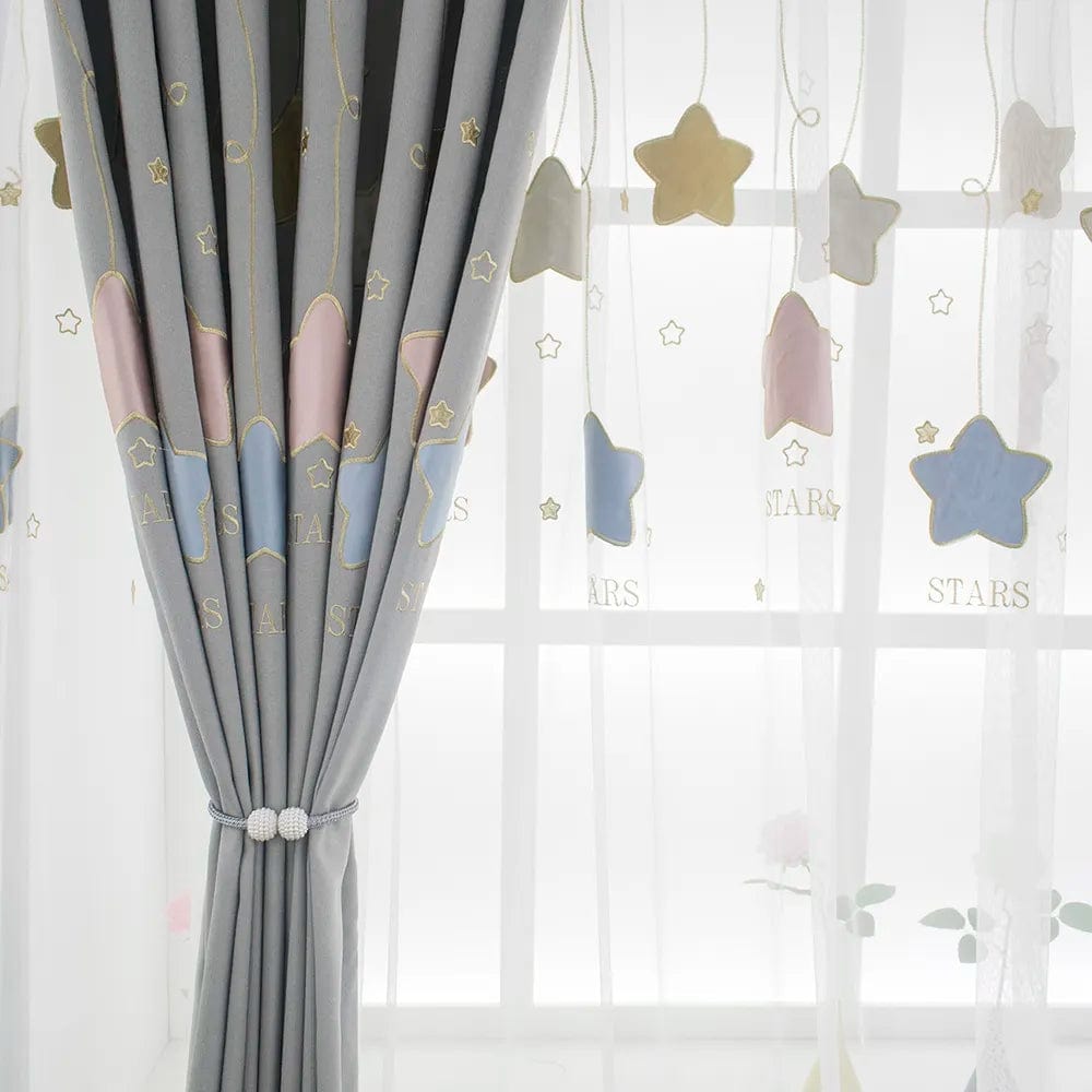 Rideau enfant occultant étoilé et coloré L'atelier Rideau